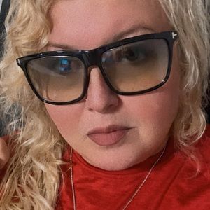 Tom Ford “Karlie” sunglasses with case